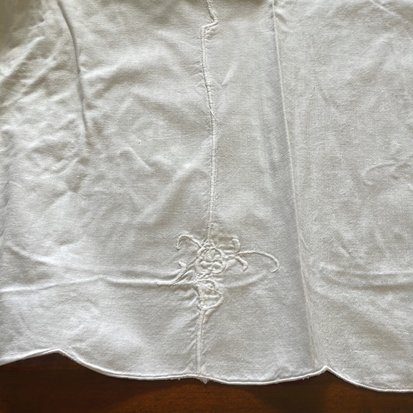 White cotton cutout floral pattern embroidery oval 66” x 97” tablecloth - Picture 6 of 13